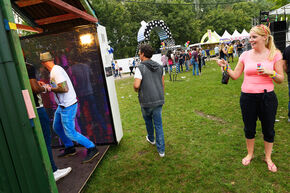 Spelen met de interactieve led-wall Devoyd. Foto | Bart van Overbeeke Spelen met de interactieve led-wall Devoyd. Foto | Bart van Overbeeke