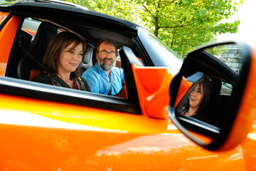 Jolande Sap (GroenLinks) met hoogleraar Steinbuch in de Tesla Roadster.