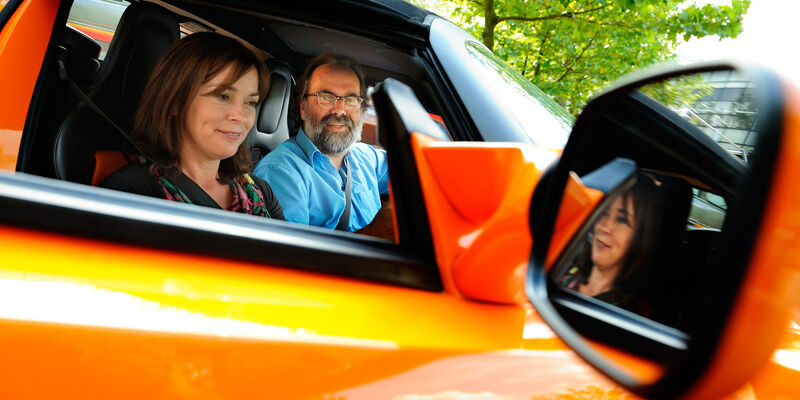 Jolande Sap (GroenLinks) met hoogleraar Steinbuch in de Tesla Roadster.