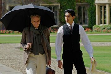 Still uit de film The Men Who Knew Infinity over het leven van de wiskundige Srinivasa Ramanujan.
