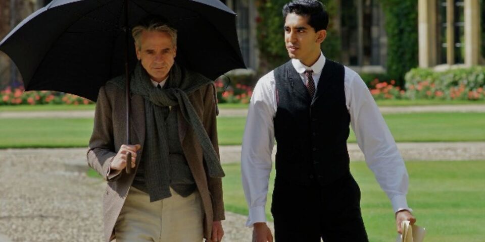 Still uit de film The Men Who Knew Infinity over het leven van de wiskundige Srinivasa Ramanujan.