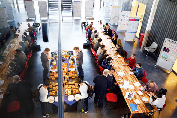 Lunch in de centrale hal van Ceres. Foto | Bart van Overbeeke