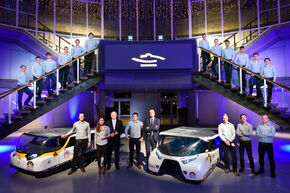 Solar Team 1 en 2 met Rob van Gijzel en Jan Mengelers. Foto | Bart van Overbeeke Solar Team 1 en 2 met Rob van Gijzel en Jan Mengelers. Foto | Bart van Overbeeke