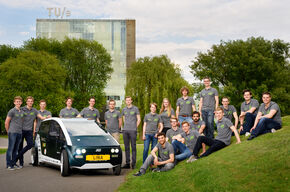De studenten van TU/ecomotive met 'hun' Lina. Foto | Bart van Overbeeke