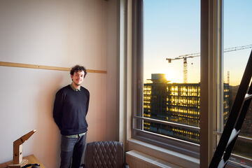 Christian Sivertsen in zijn kamer in Luna. Foto | Bart van Overbeeke