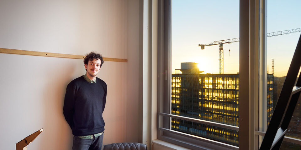 Christian Sivertsen in zijn kamer in Luna. Foto | Bart van Overbeeke