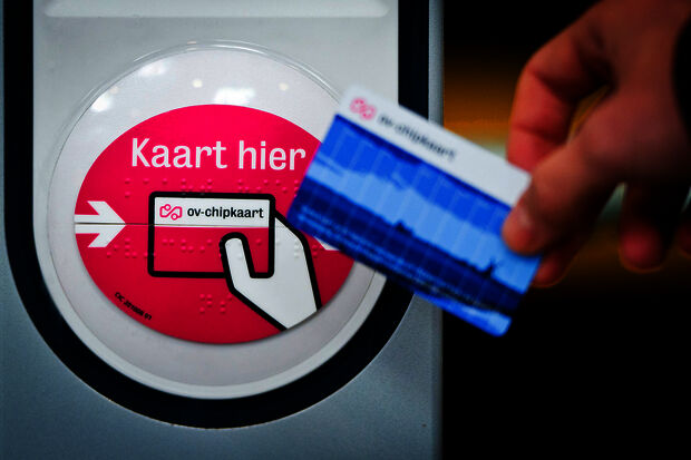 Waarom ov-bedrijven tientallen miljoenen winst maken op vergeetachtige studenten