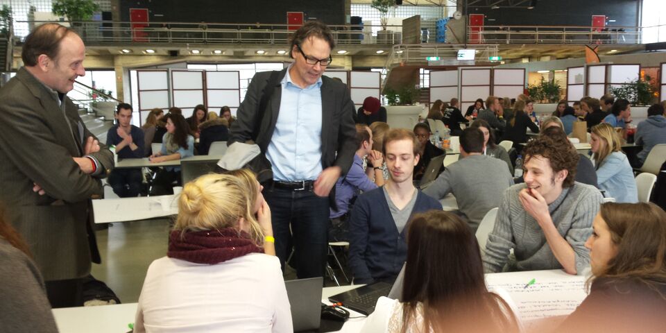 Wethouder Staf Depla informeert bij een groepje studenten naar hun idee.