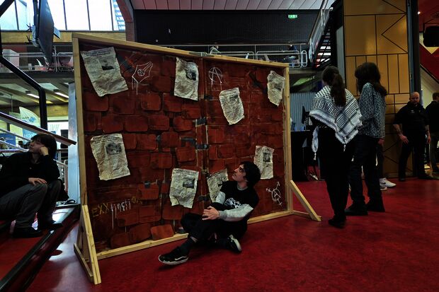 University Rebellion protesteert met kunstobject