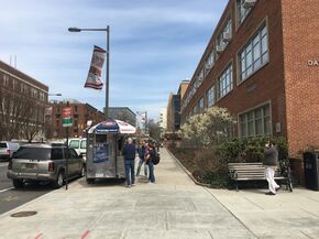 Lunchen doen we hier bij een van de vele foodtrucks op de campus.