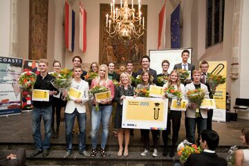 De winnende WO-studenten met minister Jet Bussemaker (midden voor).