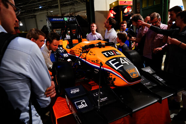 URE showt nieuwe racewagen in DAF-museum
