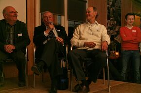 Drie bestuursleden van het eerste uur. Links Theo van Stratum.