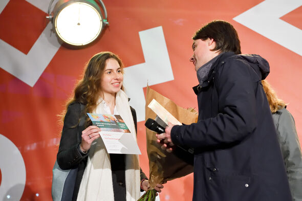 Amy Pelders (links) krijgt haar prijs van jurylid Erik de Jong. Foto | Bart van Overbeeke