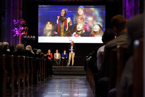Student Annabel Romijn spreekt het publiek toe. Foto | Bart van Overbeeke