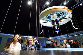 Drankjes met gratis föhnbeurt in dronecafé. Foto | Bart van Overbeeke