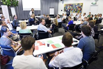 Vijftig aanwezigen bij de eerste groeidialoog in Kennispoort. Foto | Bart van Overbeeke