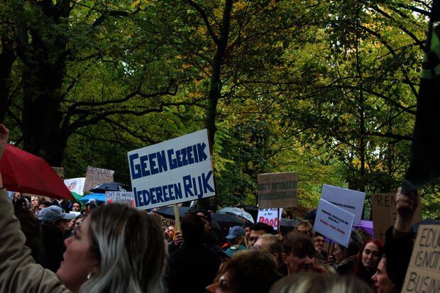 “Rente op nul, rente op nul” Paar honderd demonstranten bij Tweede Kamer