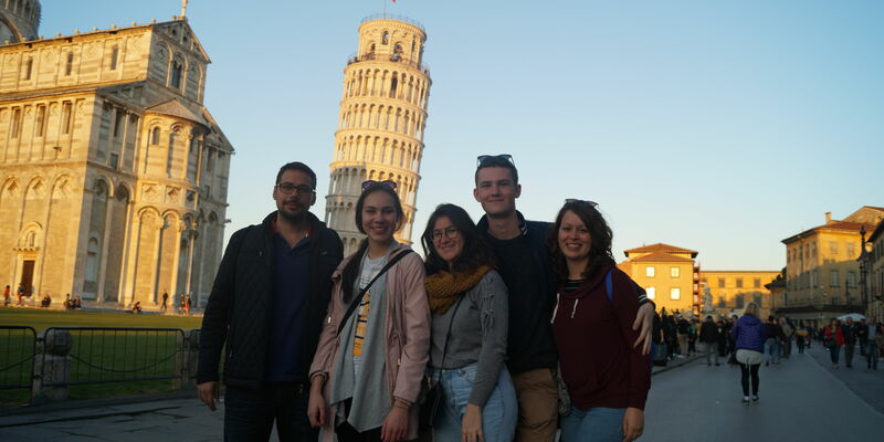 Met Erasmusvrienden op roadtrip door Toscane, hier op het Piazza dei Miracoli in Pisa.  Bo helemaal rechts . Foto | Privéarchief Bo Drummen