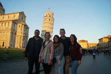 Met Erasmusvrienden op roadtrip door Toscane, hier op het Piazza dei Miracoli in Pisa.  Bo helemaal rechts . Foto | Privéarchief Bo Drummen