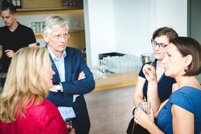 Rector Frank Baaijens in gesprek met promovendi. Foto | DUTZU Photography