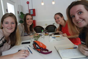 Studeren in een koffiezaakje (Naomi zit uiterst links).