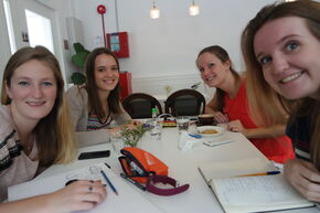 Studeren in een koffiezaakje (Naomi zit uiterst links). Studeren in een koffiezaakje (Naomi zit uiterst links).