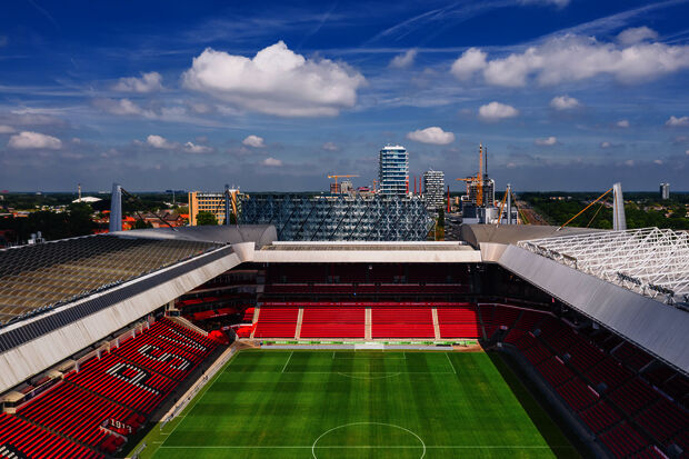 Prof Talk | Jumping supporters in the PSV stadium