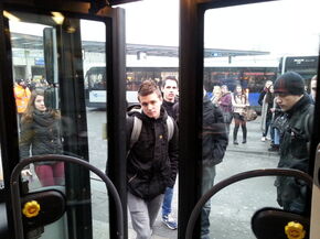 Instappen bij lijn 104. Instappen bij lijn 104.