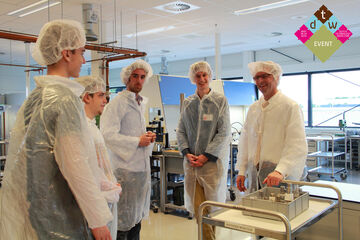 Leermeester-Gezeldag bij PANalytical. General manager Maarten van Andel geeft uitleg in de cleanroom. Foto | Brainport Development