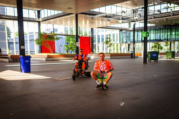 Intro 2019 | Crossing on a hairdresser's chair and a beer crate