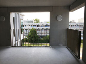 Elke etage heeft een groot balkon aan de zuidkant. Elke etage heeft een groot balkon aan de zuidkant.