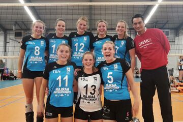 De winnaressen van het dames-volleybalteam.