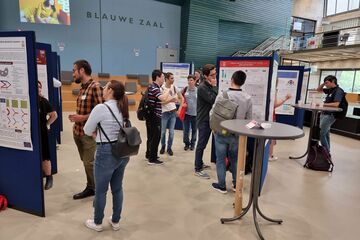 Postersessie op de eerste dag van de EuroTech postdoc bootcamp. Foto | Berend van den Berge