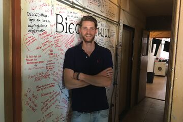 Sebastiaan Smits in het huis van een gebruiker van RoomEasy.