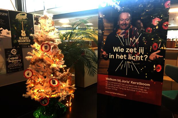 Using Christmas baubles to put special people in the spotlight