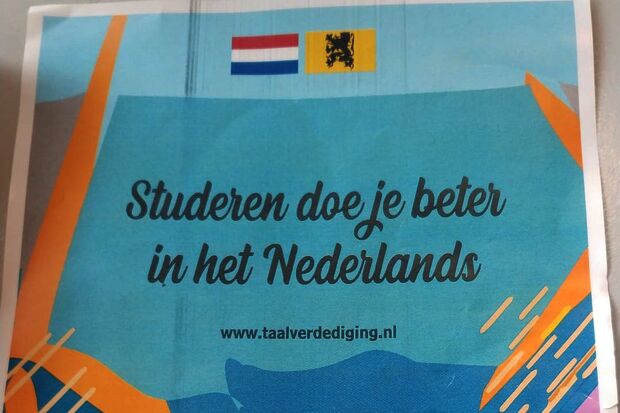 Flyeren tegen verengelsing van het onderwijs