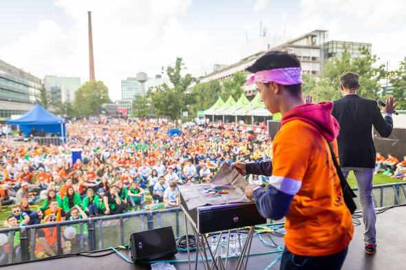 Opening Intro, met mind-illusionist Jochem Nooyen en vrijwilliger Kevin. Foto | Rien Boonstoppel