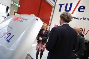 Minister Jet Bussemaker bij de elektrische Lupo. Foto | Bart van Overbeeke