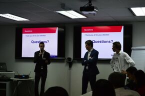 De drie TU/e'ers tijdens hun presentatie.