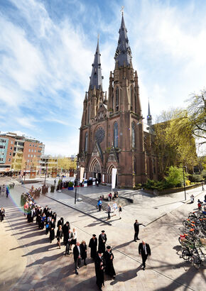 Het cortège verlaat de Catharinakerk. Foto | Bart van Overbeeke Het cortège verlaat de Catharinakerk. Foto | Bart van Overbeeke