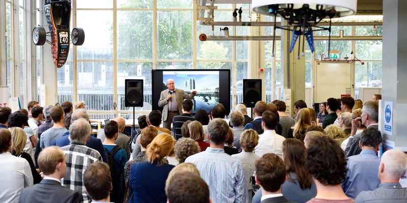 Collegevoorzitter Jan Mengelers in het Gaslab. Foto | Bart van Overbeeke