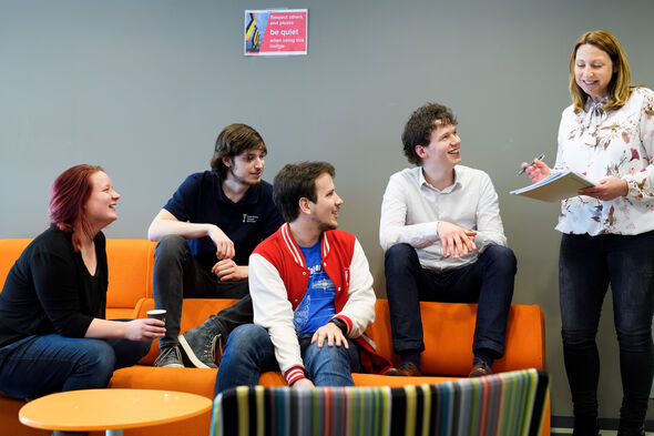 Manon van Leeuwen (rechts), Luuk Meeuwis (tweede van rechts) en drie andere GEWIS-leden. Foto | Bart van Overbeeke