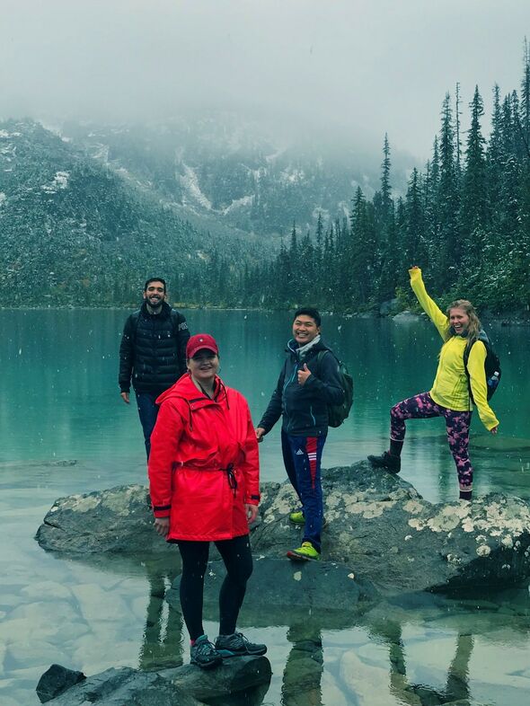 Isabel Leus bij Joffre lake, met de rode jas aan. Foto | Privé-archief Isabel Leus