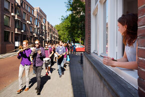 Muzikale optocht door de straten van Den Bosch. Foto | Bart van Overbeeke