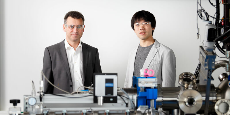 TU/e-hoogleraar Emiel Hensen (l) en zijn collega Wei Chen. Foto | Bart van Overbeeke