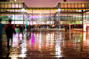 Natte markthal. Foto | Bart van Overbeeke