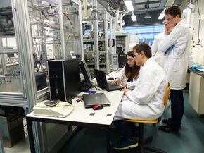 Scholieren in het lab bij Myrto Papaioannou.