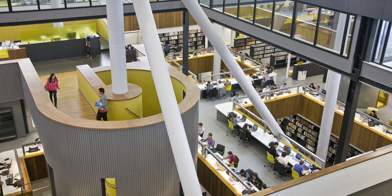 Studenten in de bibliotheek in MetaForum. Foto | Norbert van Onna