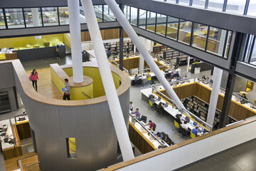 Studenten in de bibliotheek in MetaForum. Foto | Norbert van Onna